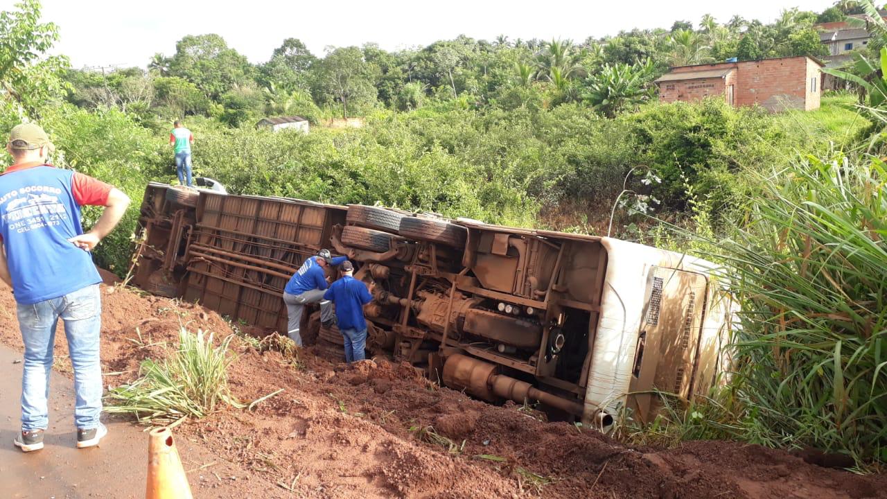 EUCATUR: Ônibus tomba após atropelar fatalmente motoqueiro na BR-364