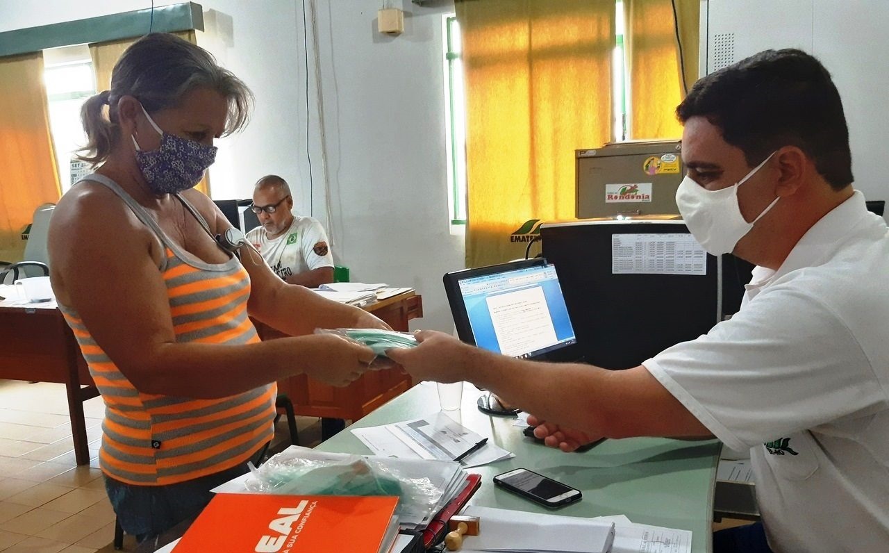 PREVENÇÃO: Máscaras são distribuídas para moradores em situação de vulnerabilidade 