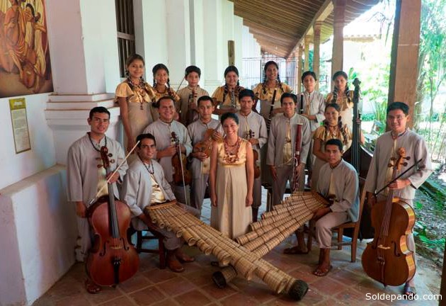 Orquestra da Bolívia se apresenta nas escadarias da Unir na noite desta terça