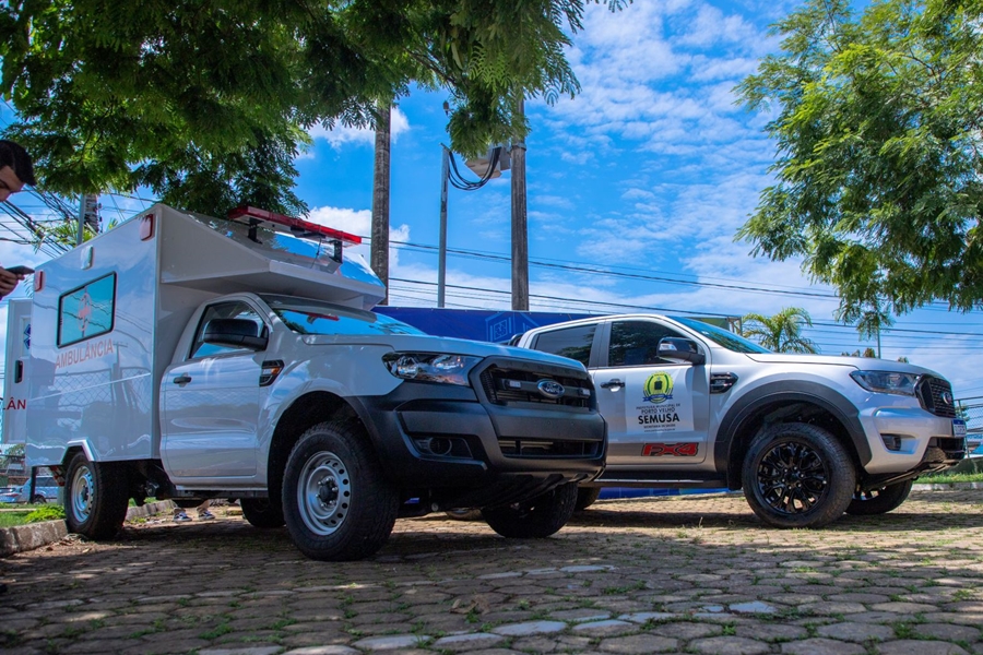 ZONA RURAL: Prefeitura entrega ambulância e duas caminhonetes para reforçar saúde