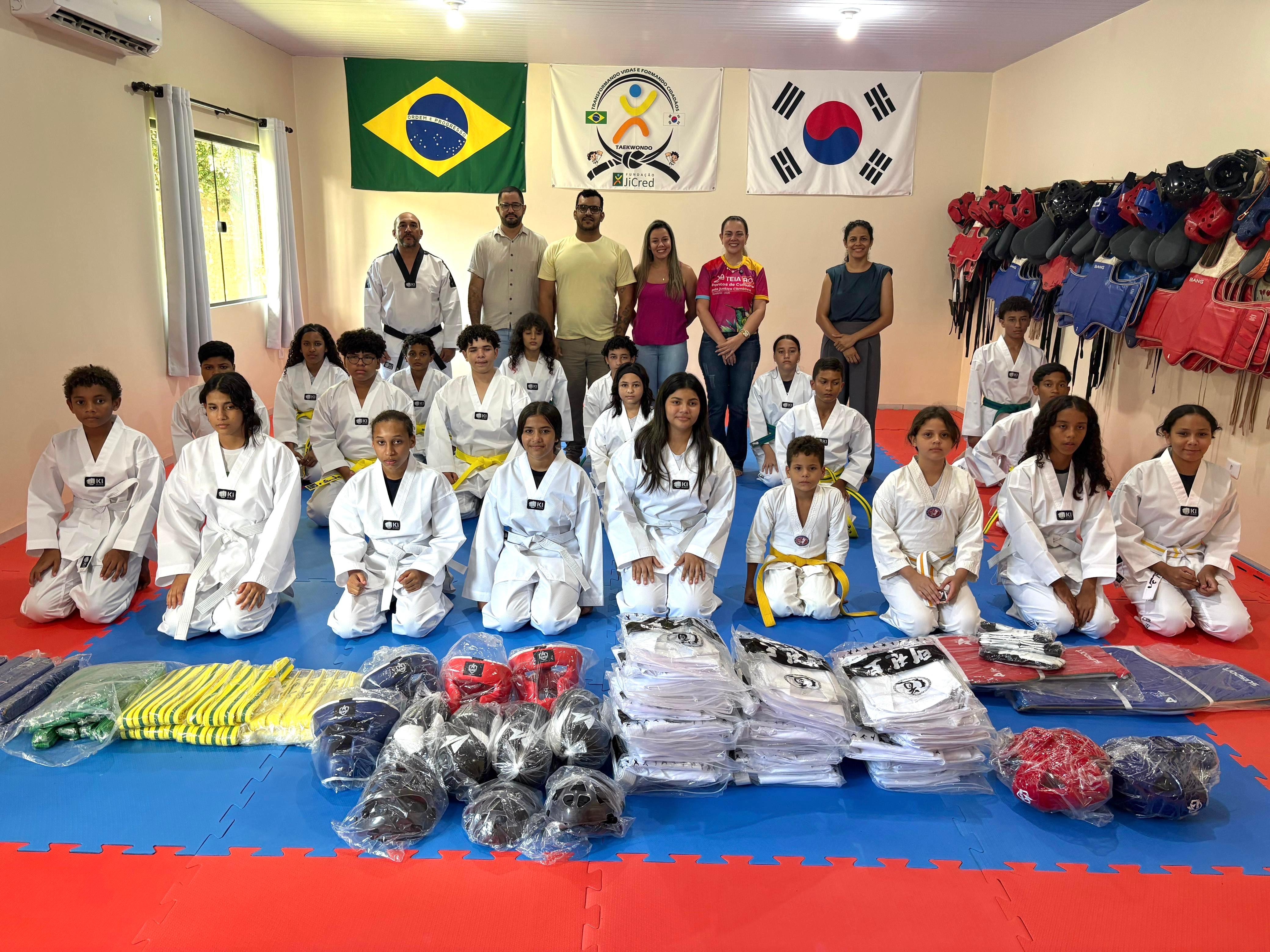 CLÁUDIA DE JESUS: Deputada realiza entrega de kimonos ao projeto Sonho Meu em Ji-Paraná