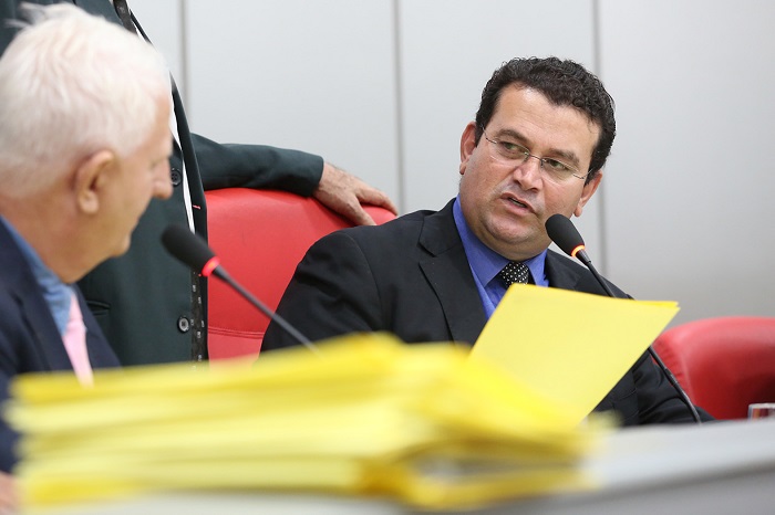 SERVIÇOS: Deputado Ezequiel Júnior propõe igualdade de tratamento a consumidores