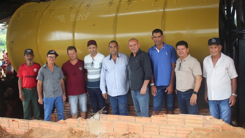 RIO FAMOSO: Ezequiel Neiva entrega secador de café e elevador de sacas à associação