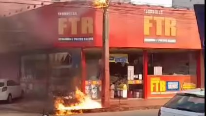 NA JATUARANA: Fiação pega fogo em frente a farmácia na capital; veja vídeo