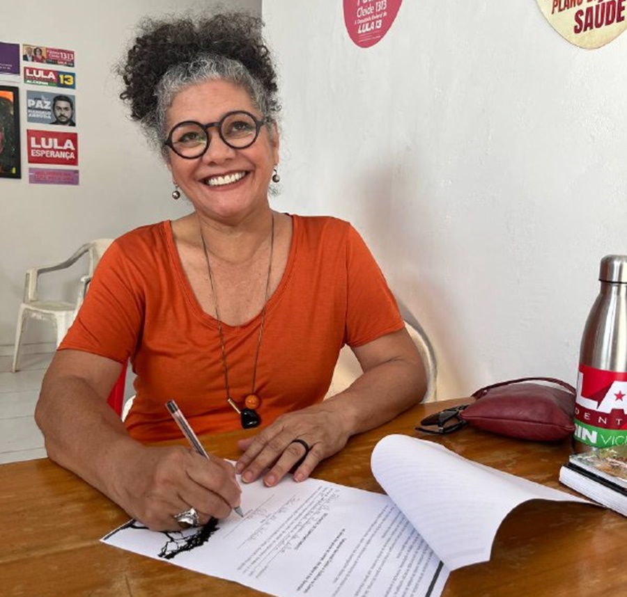 CAMPO: Fátima Cleide assina carta-compromisso pela reforma agrária 