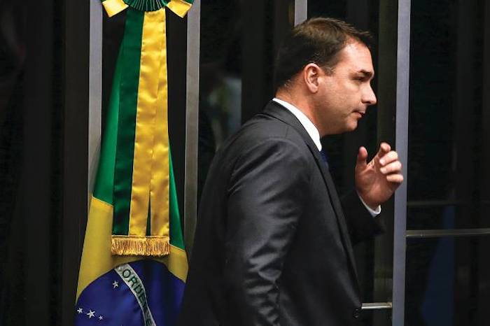 MISTÉRIO: Todos os ex-assessores de Flávio Bolsonaro estão desaparecidos, revela revista