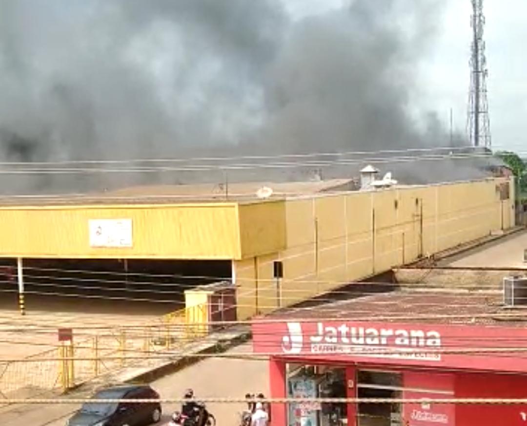 VÍDEO: Prédio do antigo Supermercado Gonçalves pega fogo na zona Sul