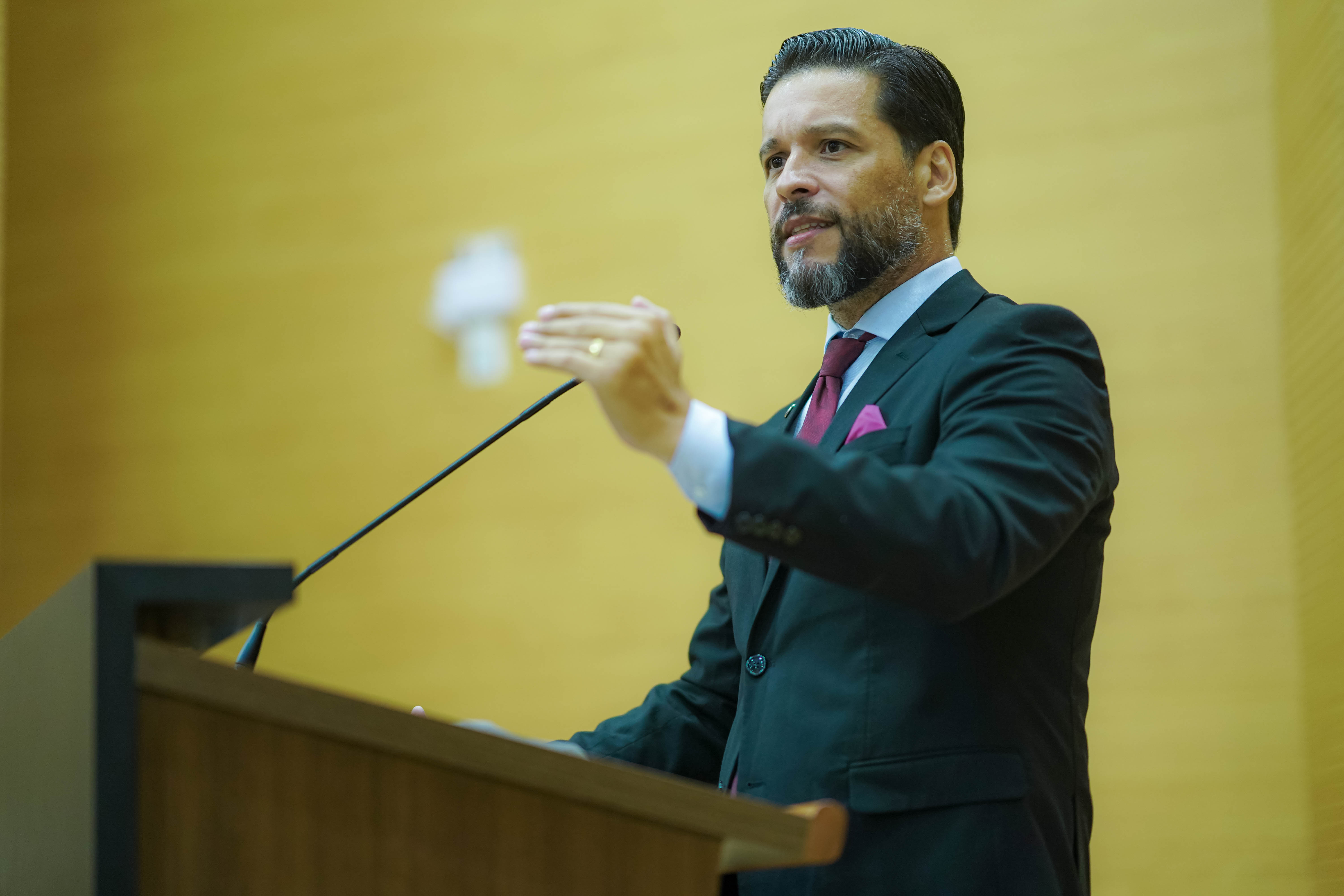 DELEGADO CAMARGO: Deputado cobra solução imediata para greve e melhorias na educação