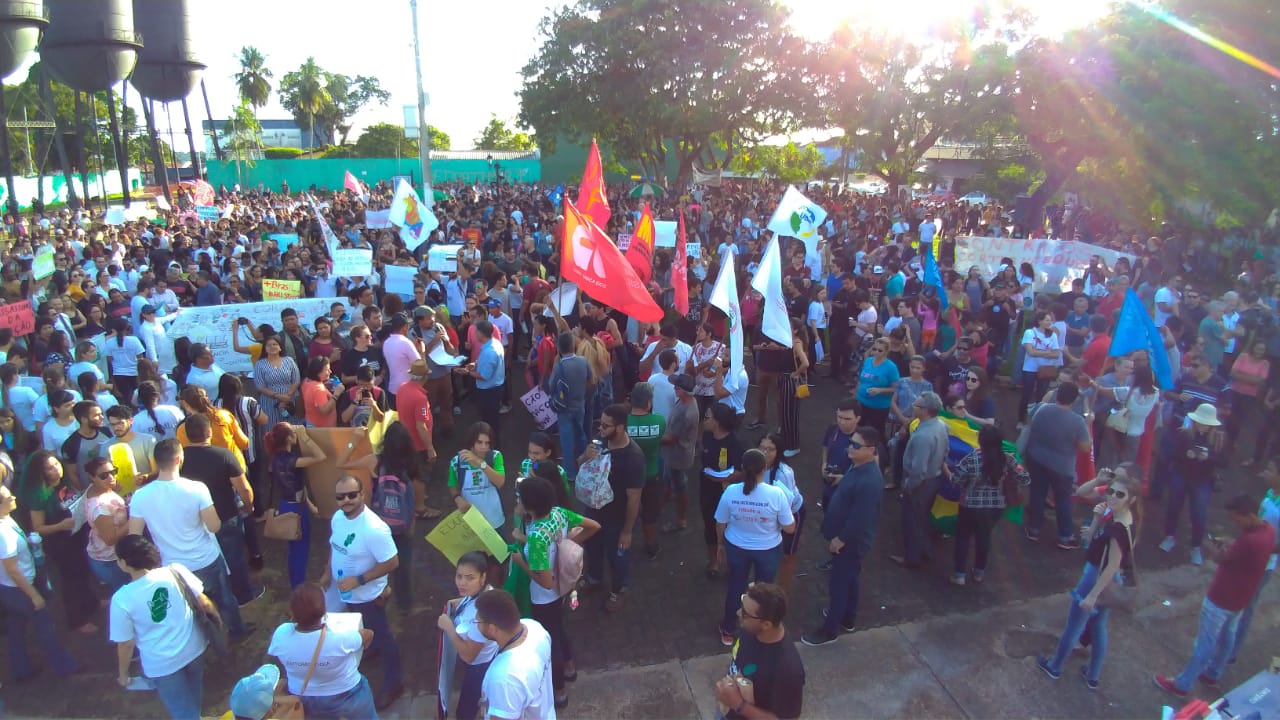 MANIFESTAÇÃO: Sintero e IFEs reúnem milhares de pessoas no dia da Greve Nacional