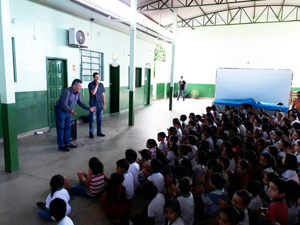 Deputado Edson Martins participa da entrega de climatização em escola