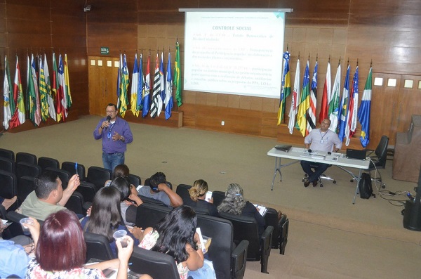 CAPACITAÇÃO: Membros de conselhos participam de seminário sobre o Fundeb realizado pelo TCE-RO