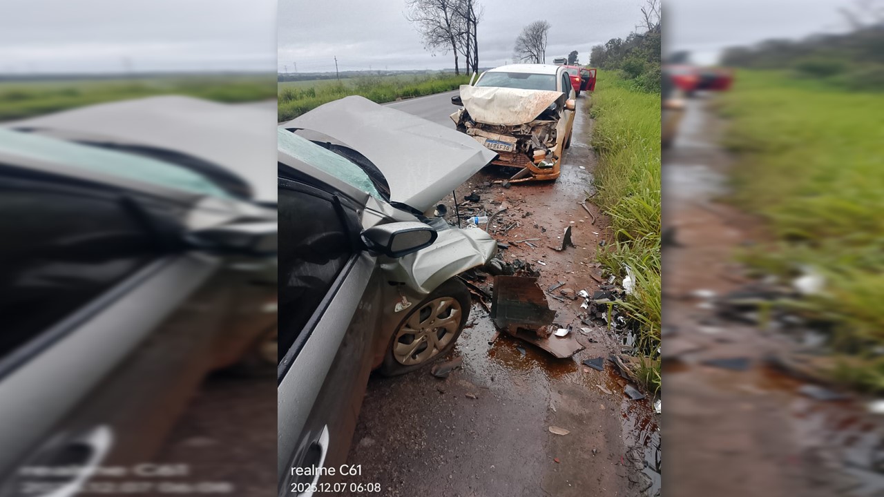 FRONTAL: Carros ficam destruídos após grave batida na BR-364