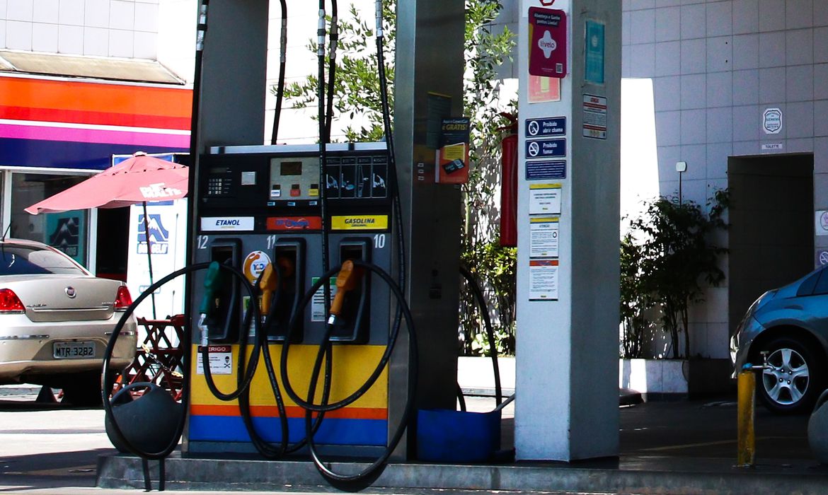 SOBE - DESCE: Gasolina sobe R$ 0,30 na capital e consumidores são surpreendidos com alta exagerada