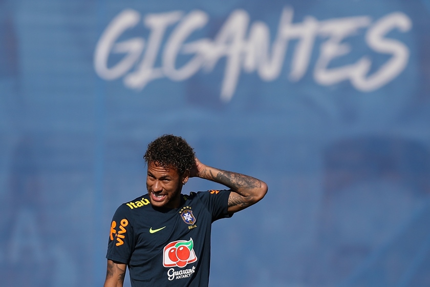 COPA DO MUNDO: Neymar sai mancando de treino do Brasil nesta terça (19) e preocupa