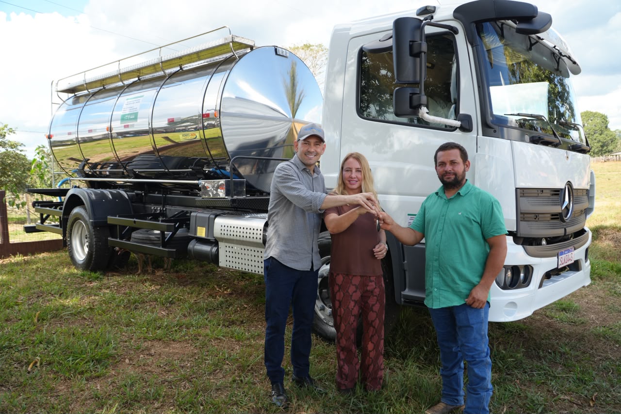IEDA CHAVES: Deputada entrega caminhão-tanque para produção leiteira em Ouro Preto do Oeste