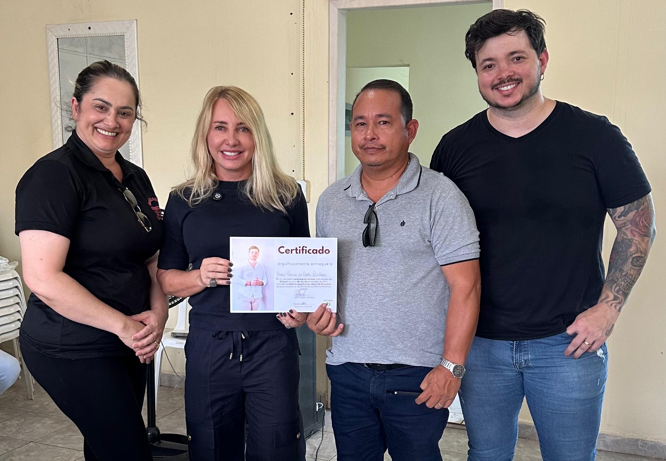 EM PORTO VELHO: Ieda Chaves entrega certificados em Workshop de Mechas no bairro Tancredo Neves