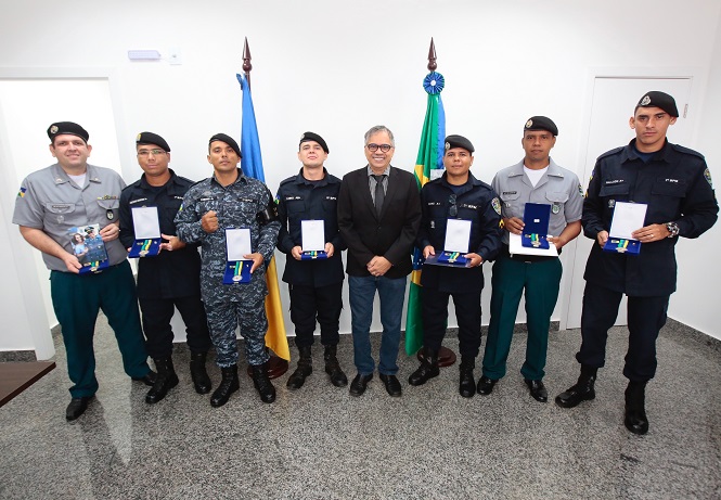 MEDALHA DE MÉRITO: Deputado Geraldo da Rondônia homenageia policiais militares