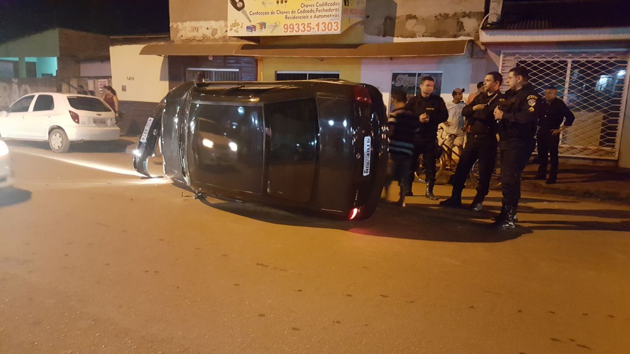 URGENTE: Motorista embriagado tomba carro após bater em veículos parados e vai preso