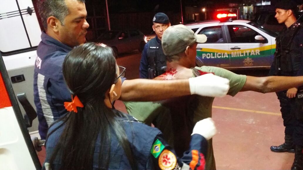 NO PESCOÇO: Homem é atacado a facada em frente a comércio