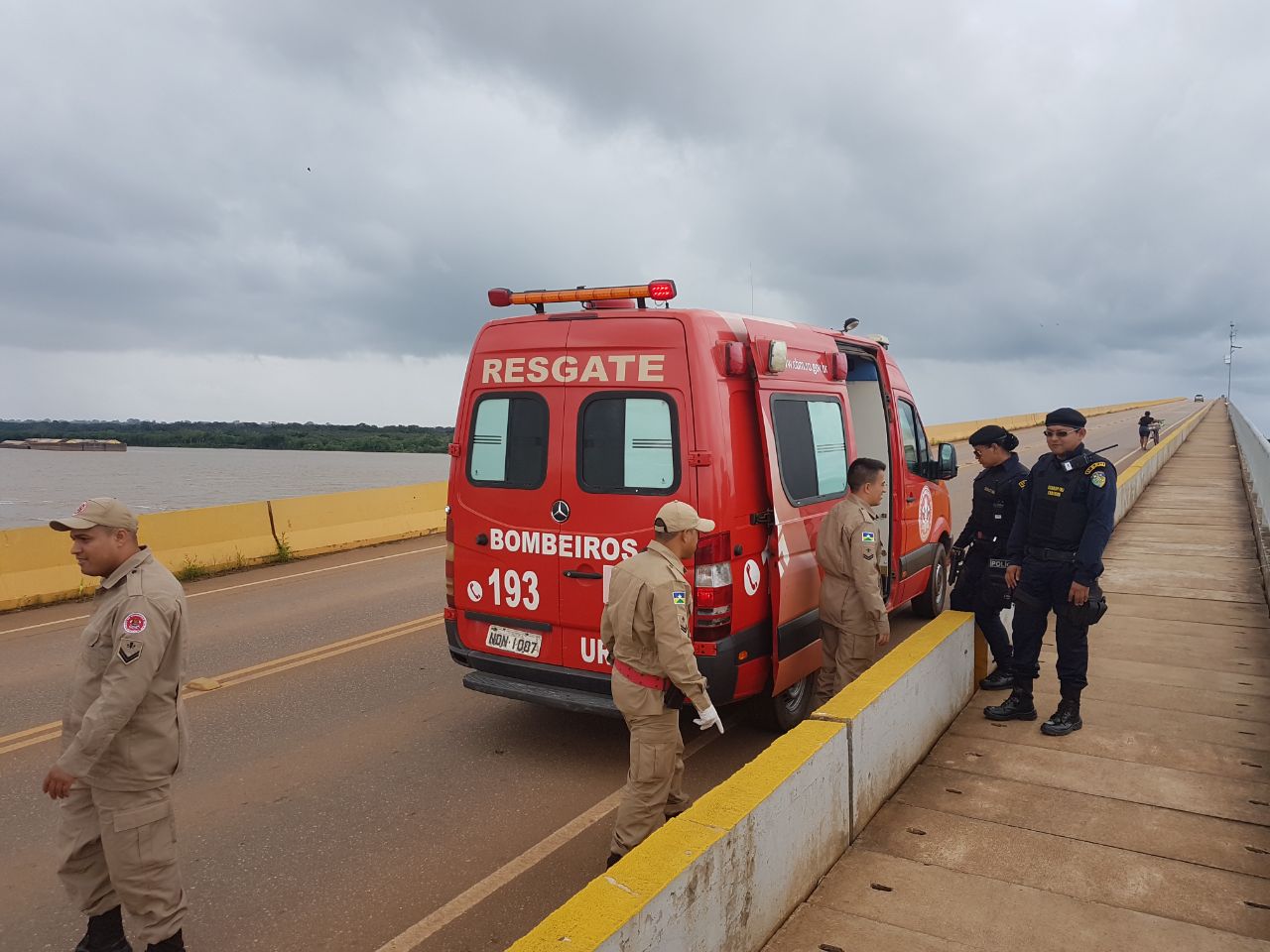 DESESPERO: Jovem ameaça pular da ponte do Rio Madeira