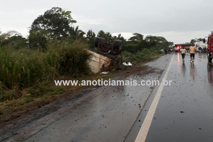 TRÁGICO: Acidente na BR-364 entre duas carretas e um caminhão deixa vítima fatal