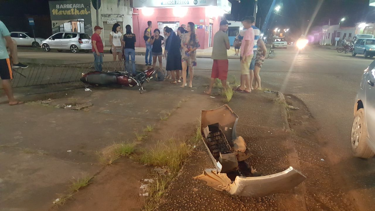 GRAVE: Motociclista é arremessado em grade de ferro após colisão com carro