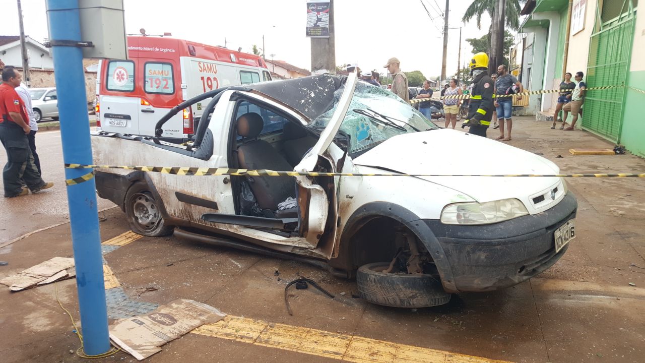 DESCONTROLADO: Carro destrói poste e deixa motorista preso às ferragens