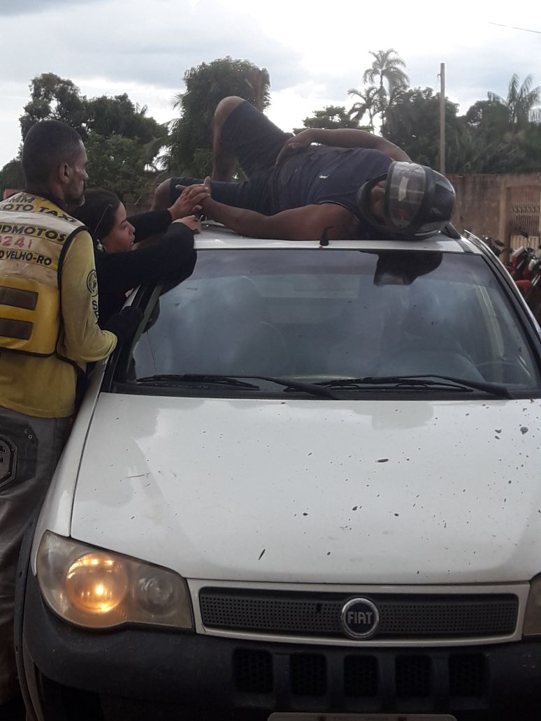 Motociclista vai parar em cima de carro após violenta colisão