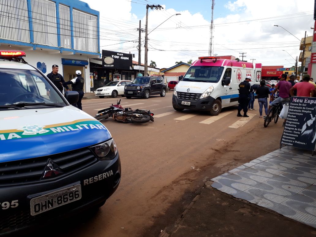 GRAVE: Motociclista inabilitado sofre fratura exposta na perna após colisão com dois carros