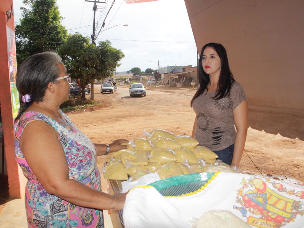 REUNIÃO: Cristiane Lopes fiscaliza obra inacabada na rua Benedito Inocêncio