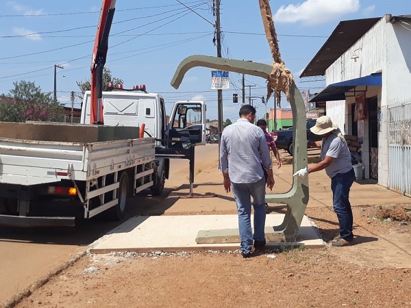 CAPITAL: Márcio Pacele acompanha serviços de implantação de abrigos de ônibus