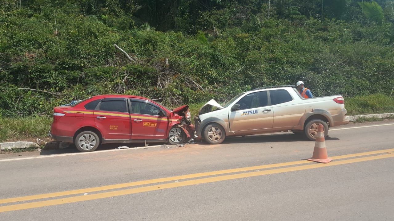 FRONTAL: Grave acidente com táxi na BR-364 deixa seis vítimas