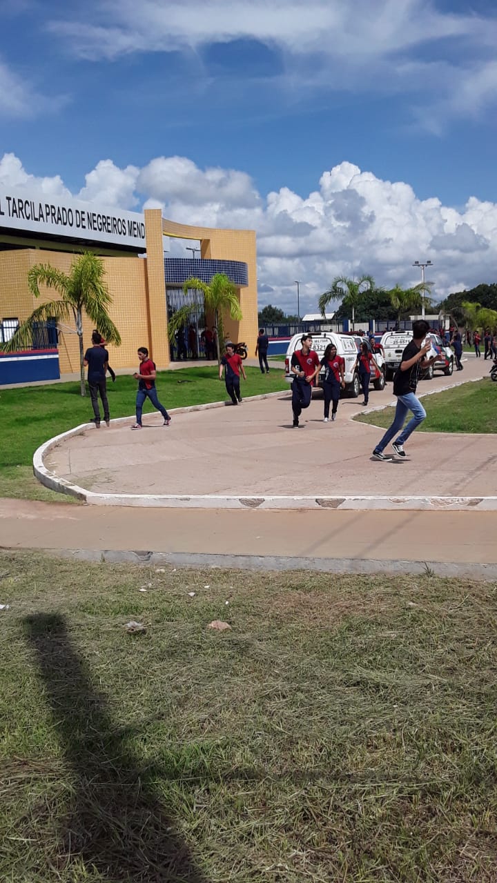 ATAQUE: Aluno invade escola armado e ameaça atirar contra colegas