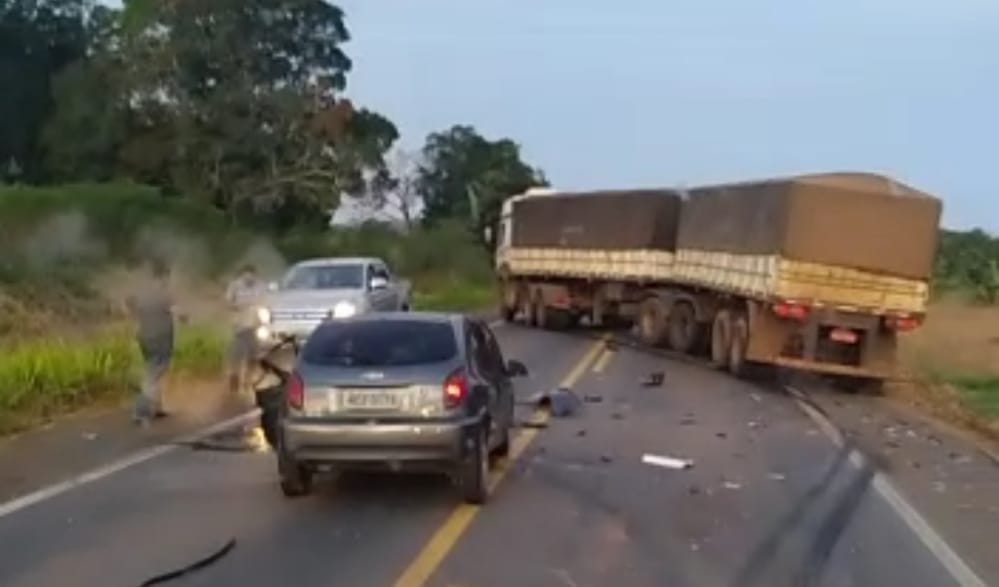 FRONTAL: Casal morre após colisão envolvendo carreta na BR-364