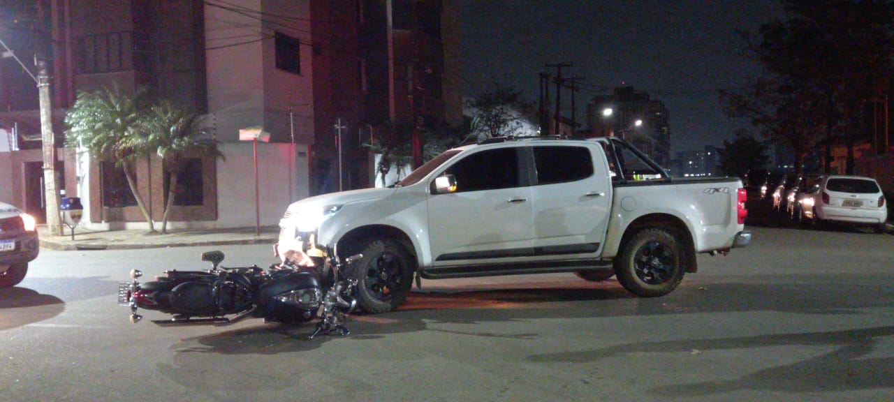 TRÂNSITO: Advogado em moto de alta cilindrada colide em caminhonete na frente do CPA