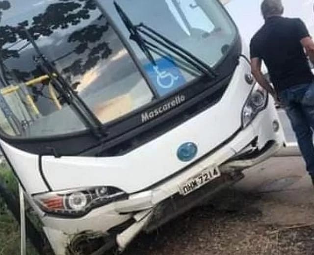 SAIU DA PISTA: Ônibus da prefeitura com vários pacientes se envolve em acidente na BR-364