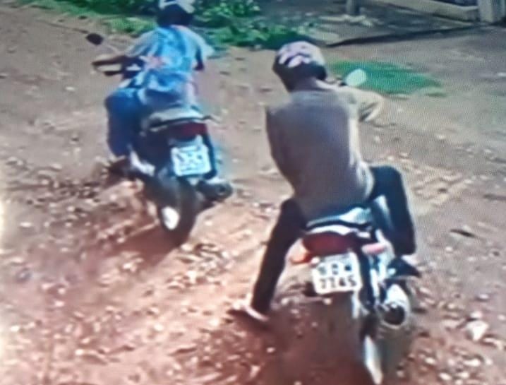 REBOCANDO: Vídeo mostra bandidos furtando motocicleta na frente de residência
