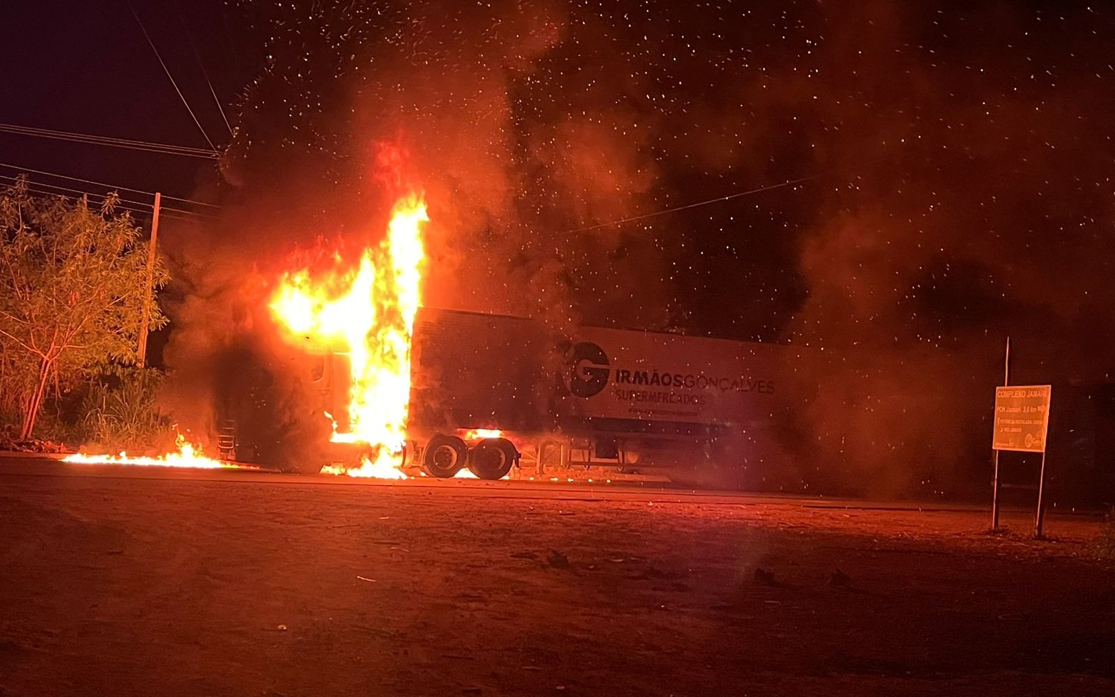 VÍDEO: Criminosos colocam fogo em caminhão do Irmãos Gonçalves em ponto de bloqueio 