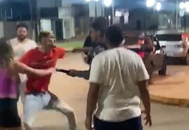 CONFUSÃO: Rapaz morre após agredir PM, que saca a arma e atira: vídeo 
