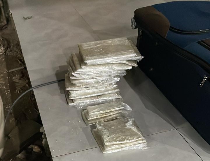 INDO PARA GOIÂNIA: PF prende mulher com cinco quilos de cocaína escondida no forro de mala 