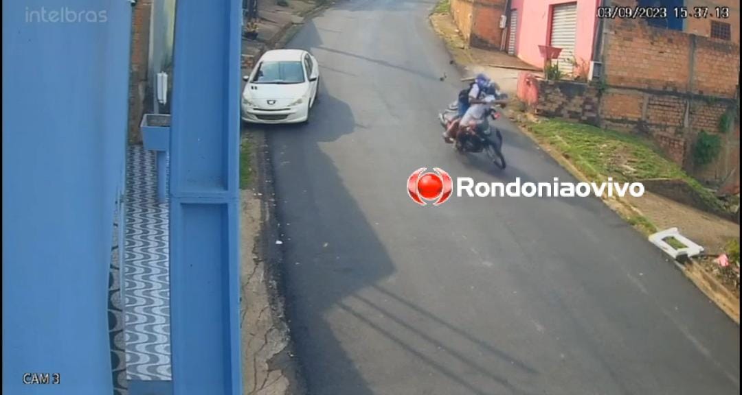 VÍDEO: Três ficam gravemente feridos após batida frontal entre motos