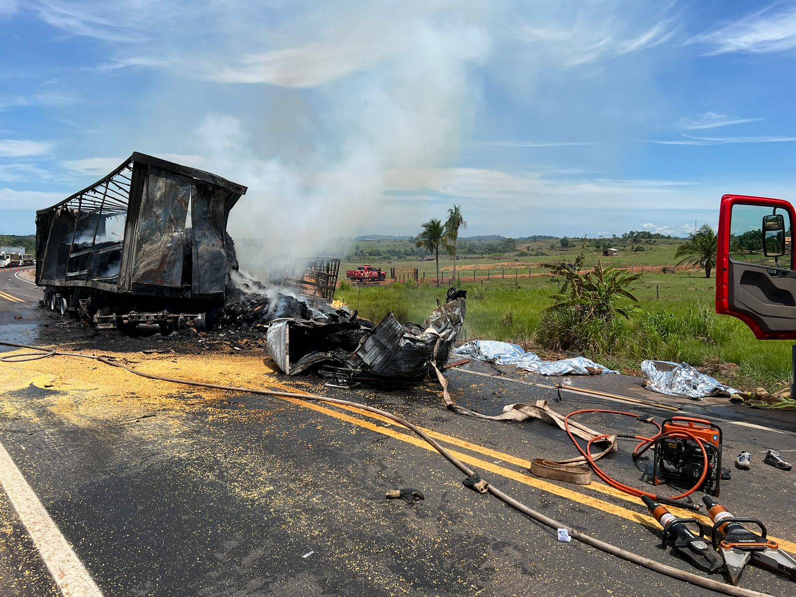 TRÁGICO: Três pessoas morrem após grave acidente na BR-364; carreta pegou fogo
