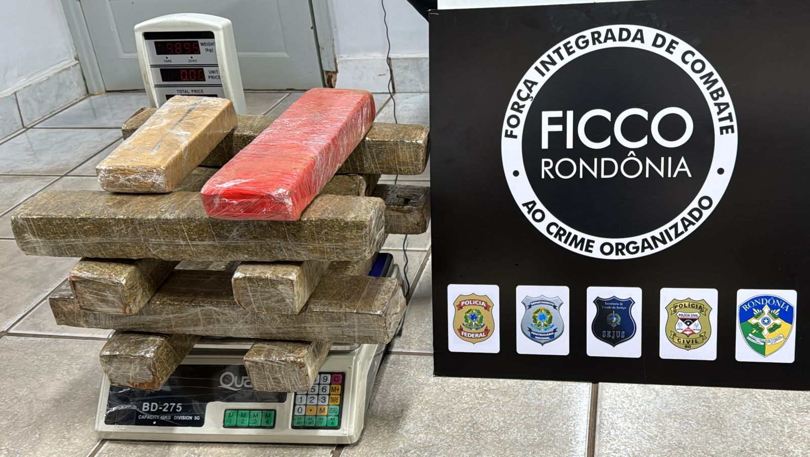 FLAGRANTE: FICCO prende traficante com oito quilos de droga enterrada no quintal de casa 