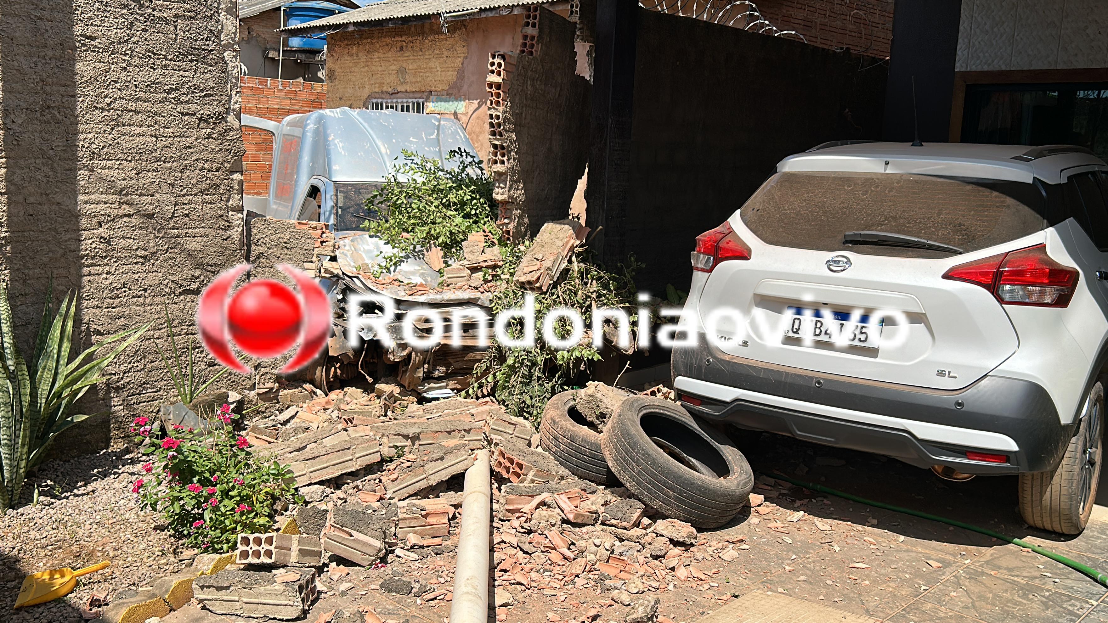 URGENTE: Motorista de carro passa direto em curva e destrói muros de residências