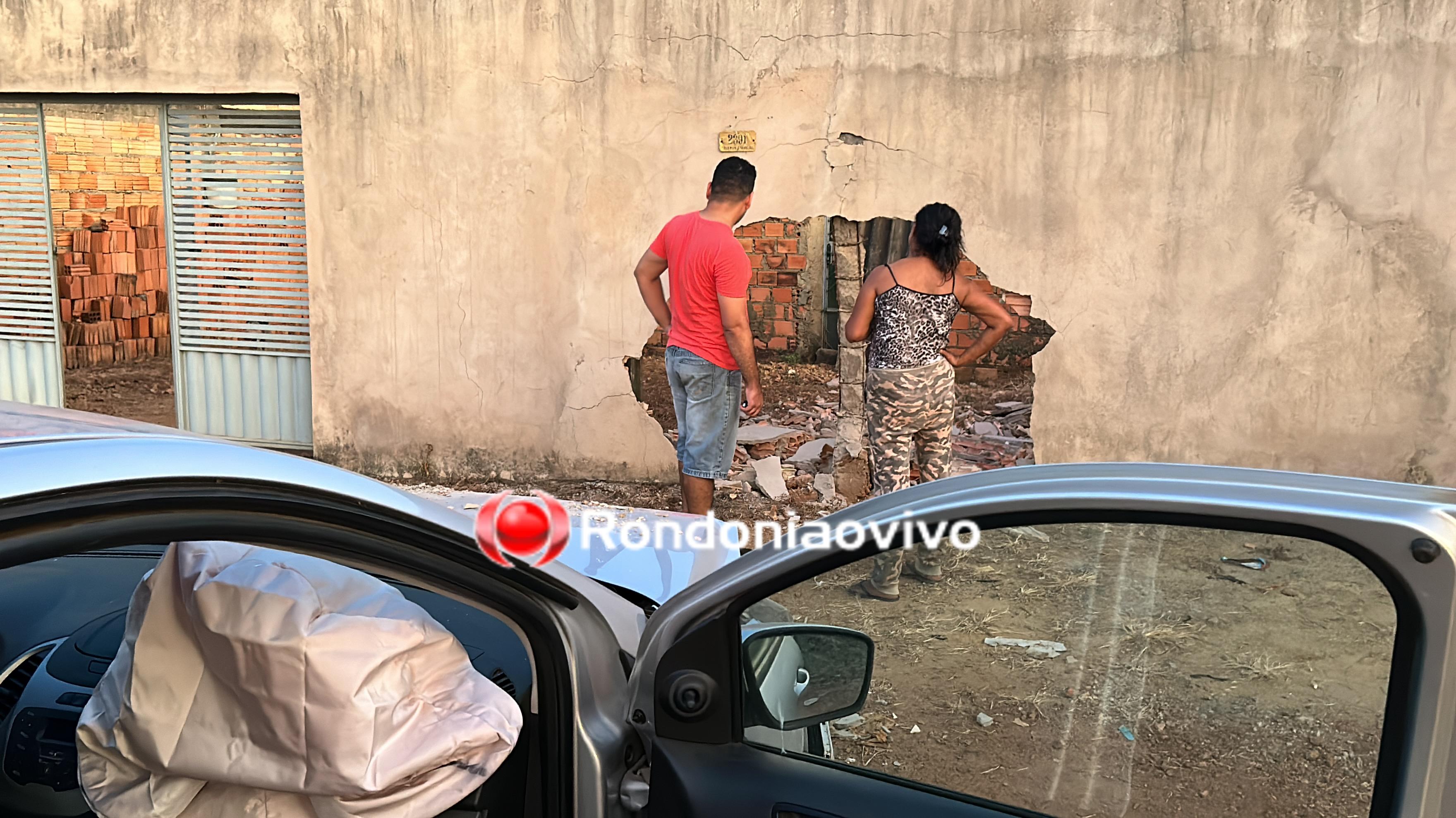 DESGOVERNADO: Mulher em Ford Ka destrói muro de residência no Lagoinha 