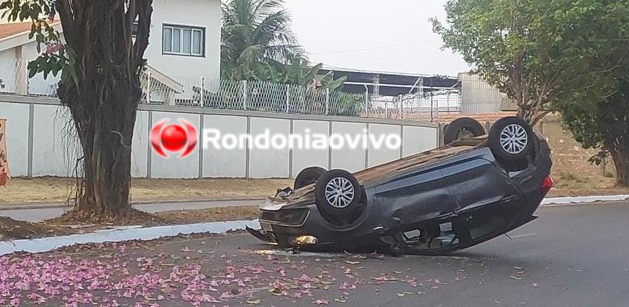 NA CURVA: Carro capota após bater em árvore na Avenida Rio Madeira 
