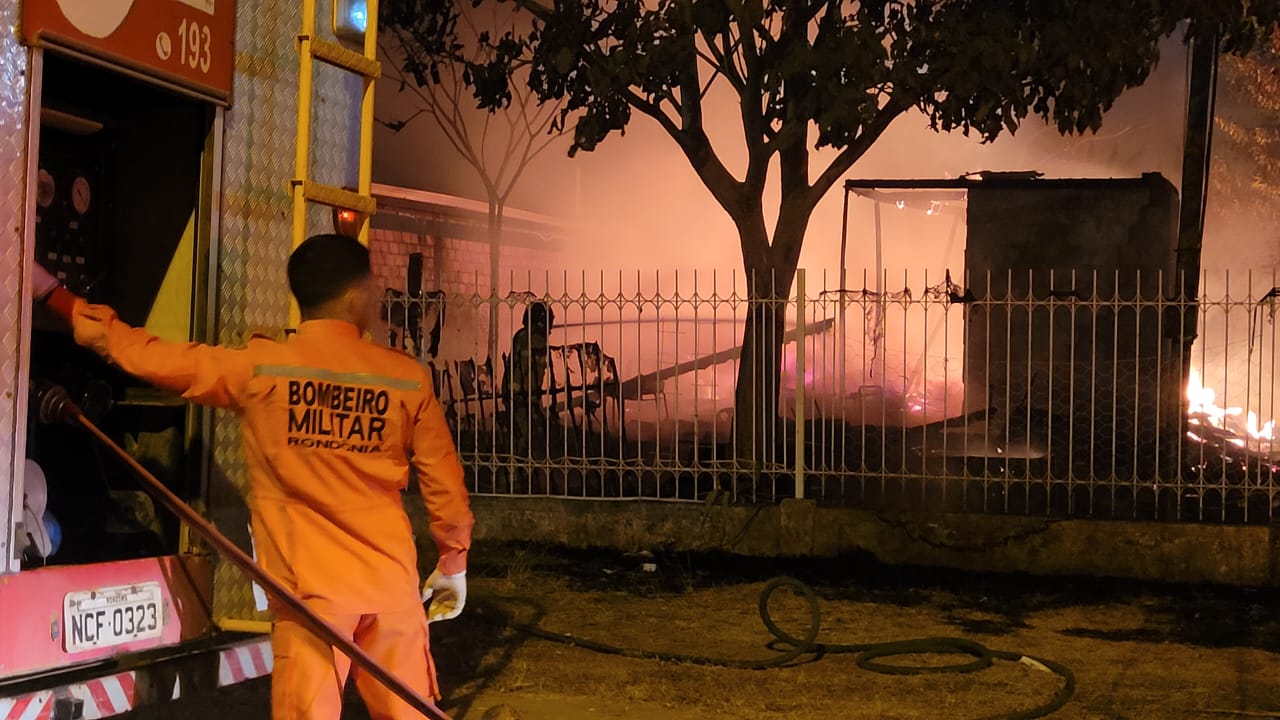 VÍDEO: Incêndio destrói casa de ex-vereador no centro; cachorro morre carbonizado