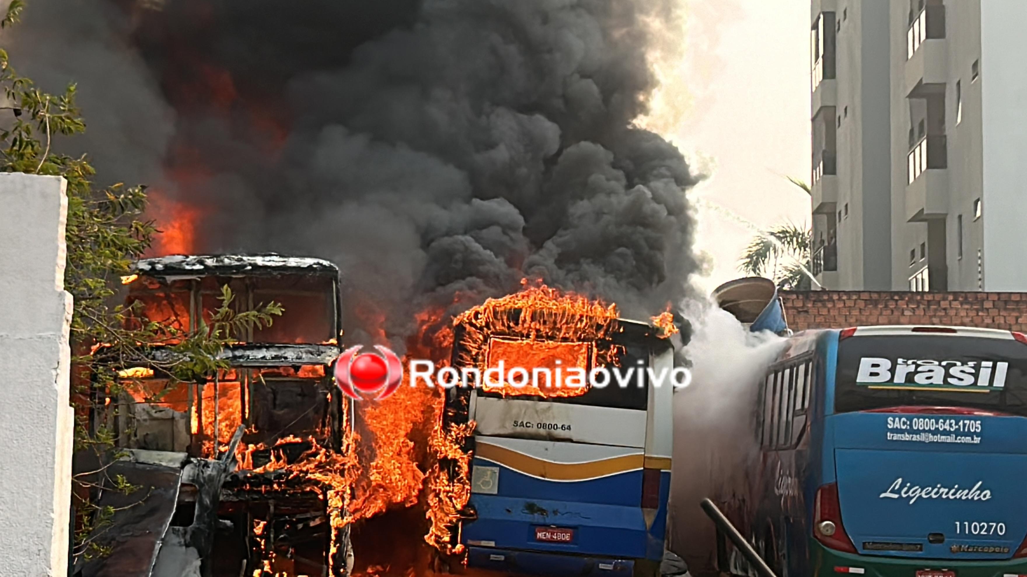 SINISTRO: Dois ônibus são consumidos por incêndio em garagem de empresa 