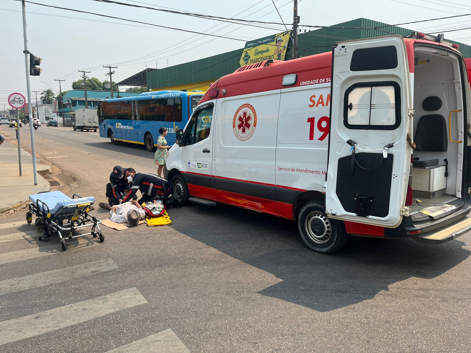 FRATUROU A PERNA: Idoso de 94 anos é atropelado por motociclista em semáforo 