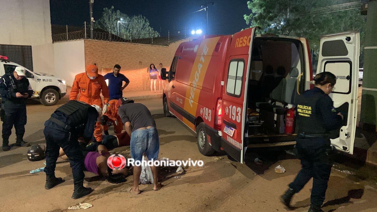 SOLTO NA RUA: 'Caramelo' atravessa na frente de moto, derruba e deixa casal com fratura 